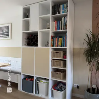 Strakke witte wandkast voor de woonkamer, door Ruben