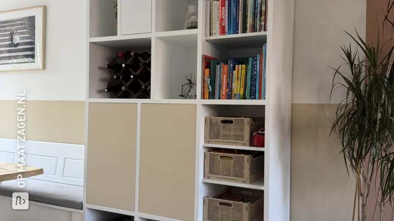 Strakke witte wandkast voor de woonkamer, door Ruben