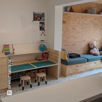 Op maat gemaakte leefruimte met keuken en werkruimte, door Tom