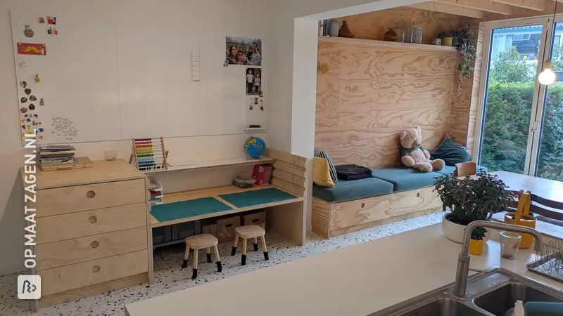 Op maat gemaakte leefruimte met keuken en werkruimte, door Tom