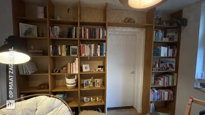 Unieke Boekenkast om Deur Heen met Grenenhout, door Sam