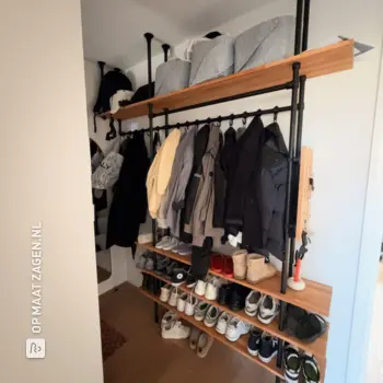 Stijlvolle houten gangkast met kapstok en schoenenplanken, door Romy