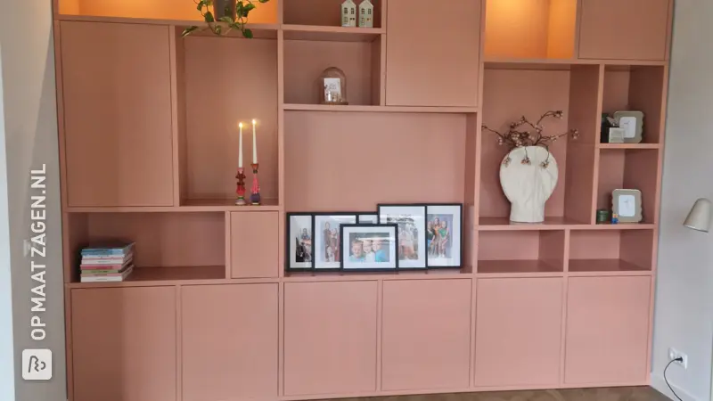 Zelfgemaakte woonkamerkast met spots in RAL 3012, door Moniek