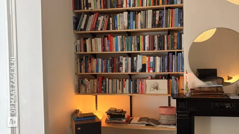 Stijlvolle grenen boekenkast met F-rail systeem, door Jonas