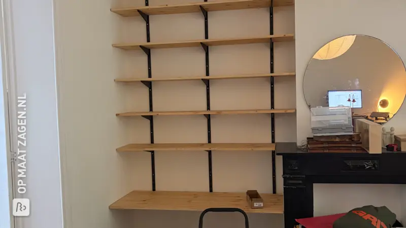 Stijlvolle grenen boekenkast met F-rail systeem, door Jonas