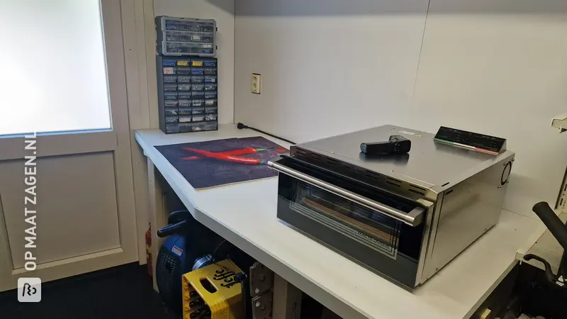 Zelfgemaakte werktafel met ruimte voor een pizzaoven, door Ben