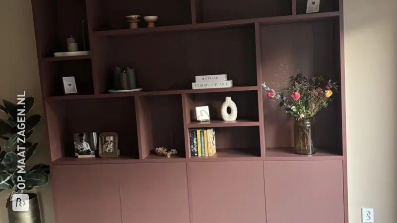 Stijlvolle Roestbruine Vakkenkast voor de Woonkamer, door Carmen