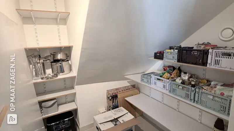 Praktische voorraadkast in de berging, door Delphine