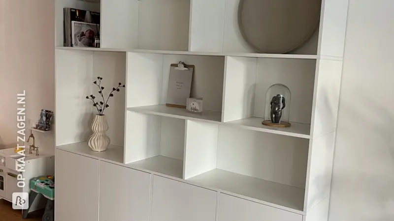 Stijlvolle Witte Vakkenkast voor de Woonkamer, door Marijn
