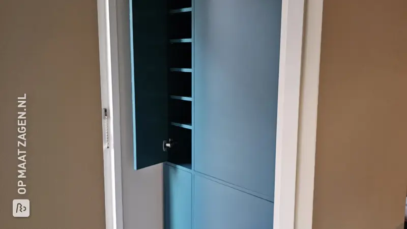 Op maat gemaakte garderobekast in krachtige tint, door Kai