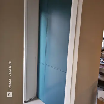 Op maat gemaakte garderobekast in krachtige tint, door Kai
