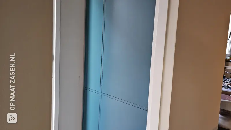 Op maat gemaakte garderobekast in krachtige tint, door Kai