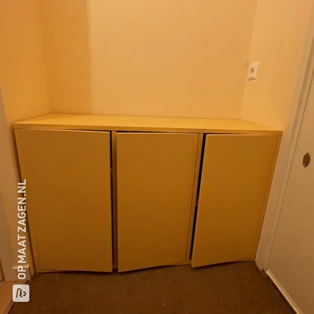 Beige schoenenkast met deuren en legplanken