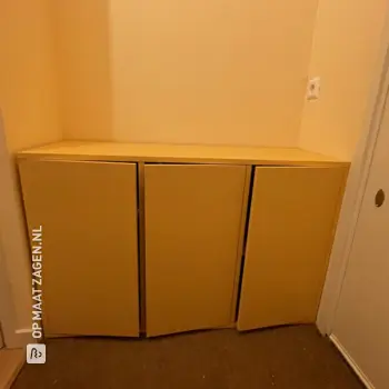 DIY oranje schoenenkast op maat voor de hal, door Lisette