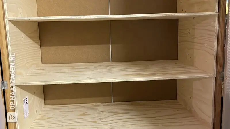 Custom-fit shelf unit without drilling, by Jürgen