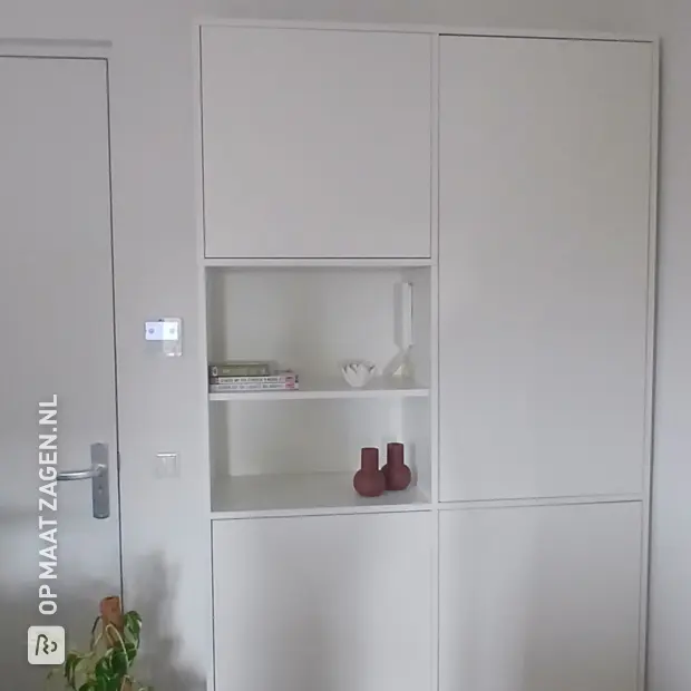 Witte kast met deuren en open vakken