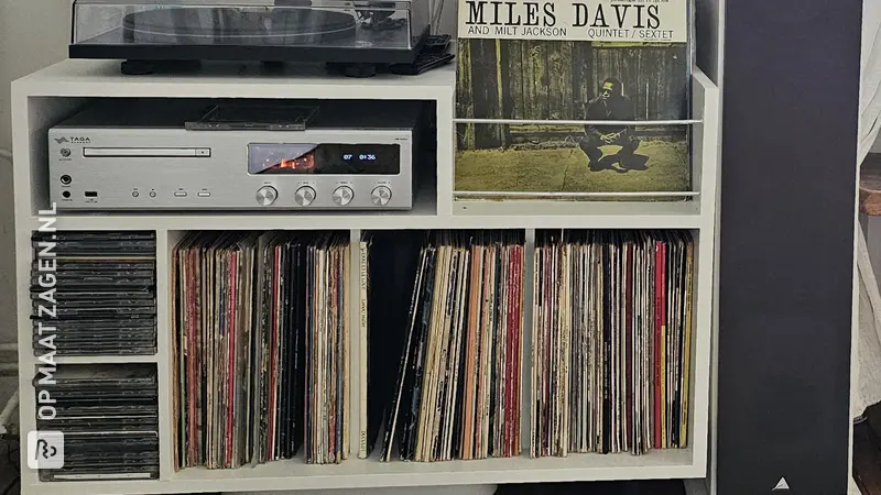 Op maat gemaakte hifi-kast voor vinylplaten en cd's, van Nicolas.