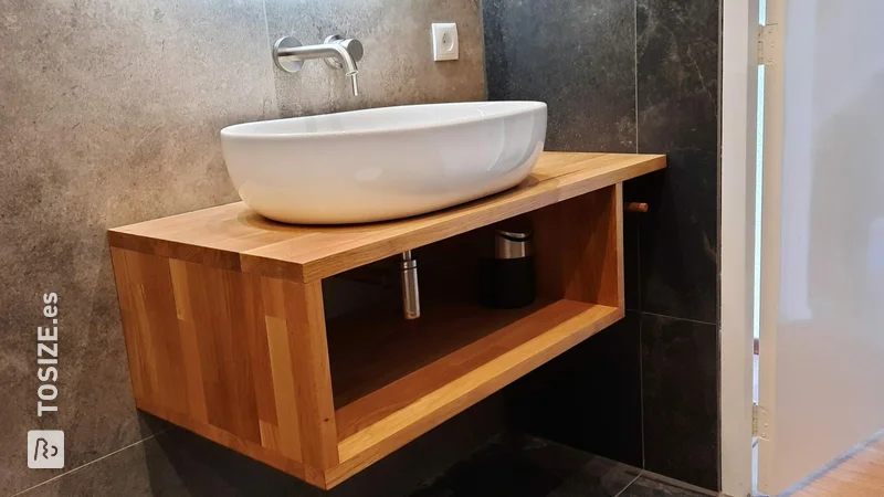 Mueble de baño para baños pequeños en roble macizo, de André