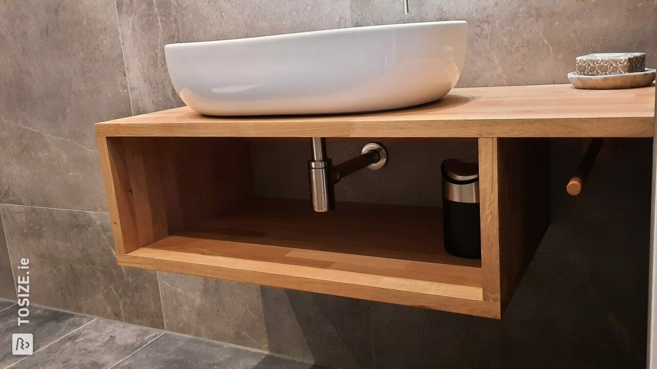 Bathroom furniture for small bathrooms made of solid Oak, by André