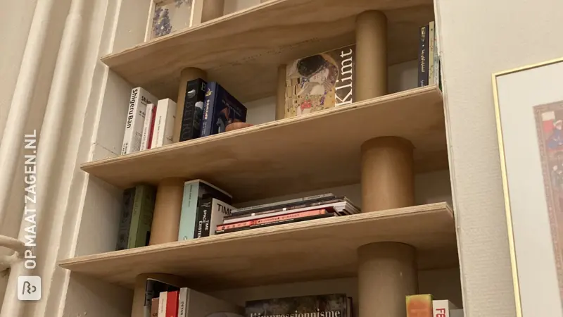 Zelfgemaakte boekenkast van kartonnen buizen en grenen multiplex, door Sepideh