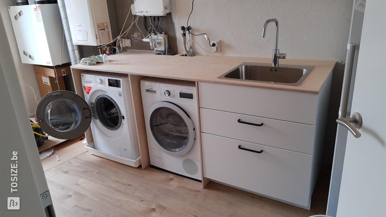 Wasmachine ombouw met spoelbak en kraan, door Roel