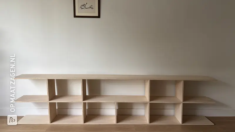 Doe-het-zelf lage bibliotheek: een boekenplank van multiplex, deur Delaram