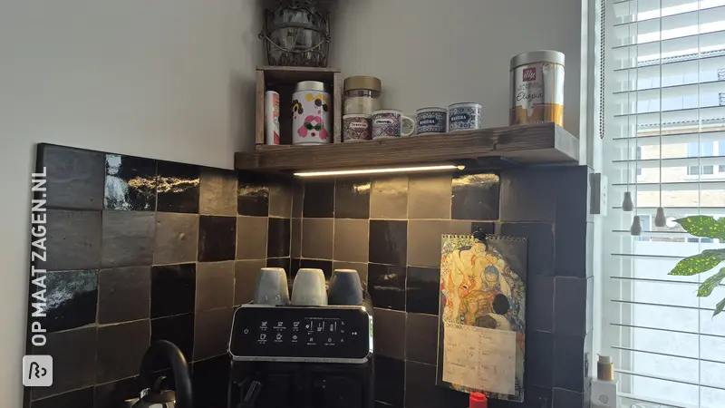 Zelfgemaakte houten legplanken in de keuken, door Michel