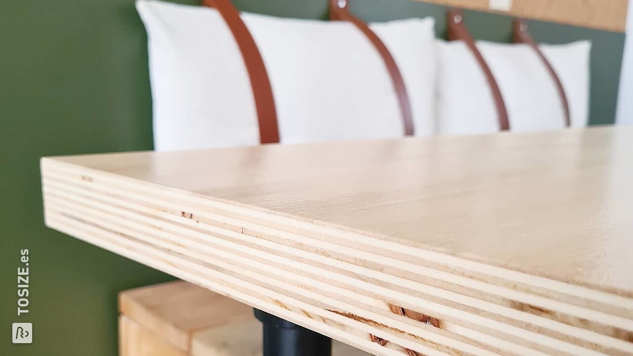 Mesa de comedor de tubo de andamio con tablero de contrachapado de álamo, de Wouter and Chantal