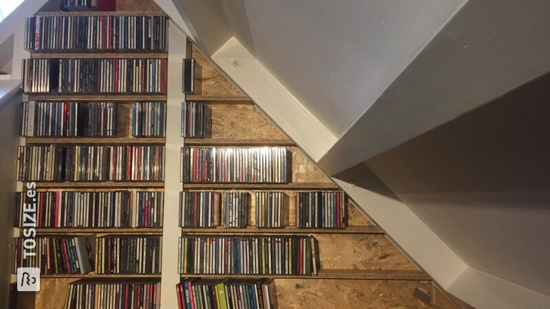 Rack de CD bajo techo inclinado de OSB 3, por Ivo