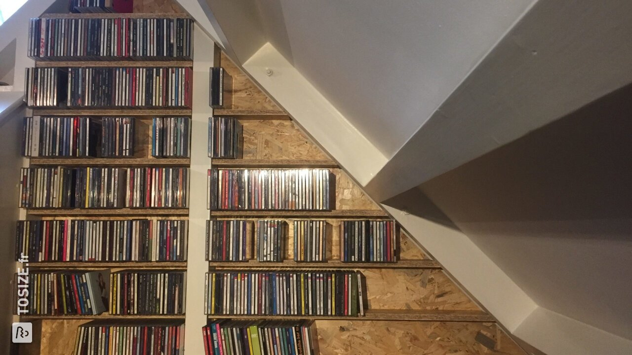 Porte-CD sous un toit en pente en OSB 3, par Ivo