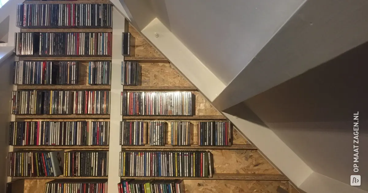 DIY: CD rek op maat, onder een schuin dak | OPMAATZAGEN.nl
