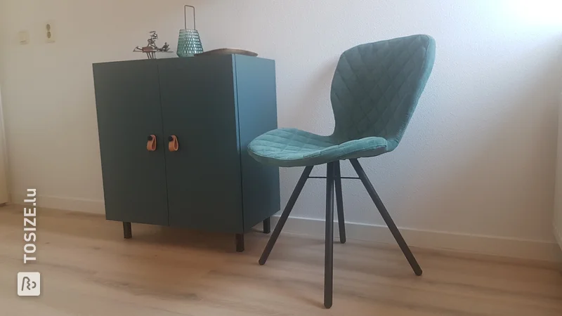 Meuble en MDF bleu, par Erik