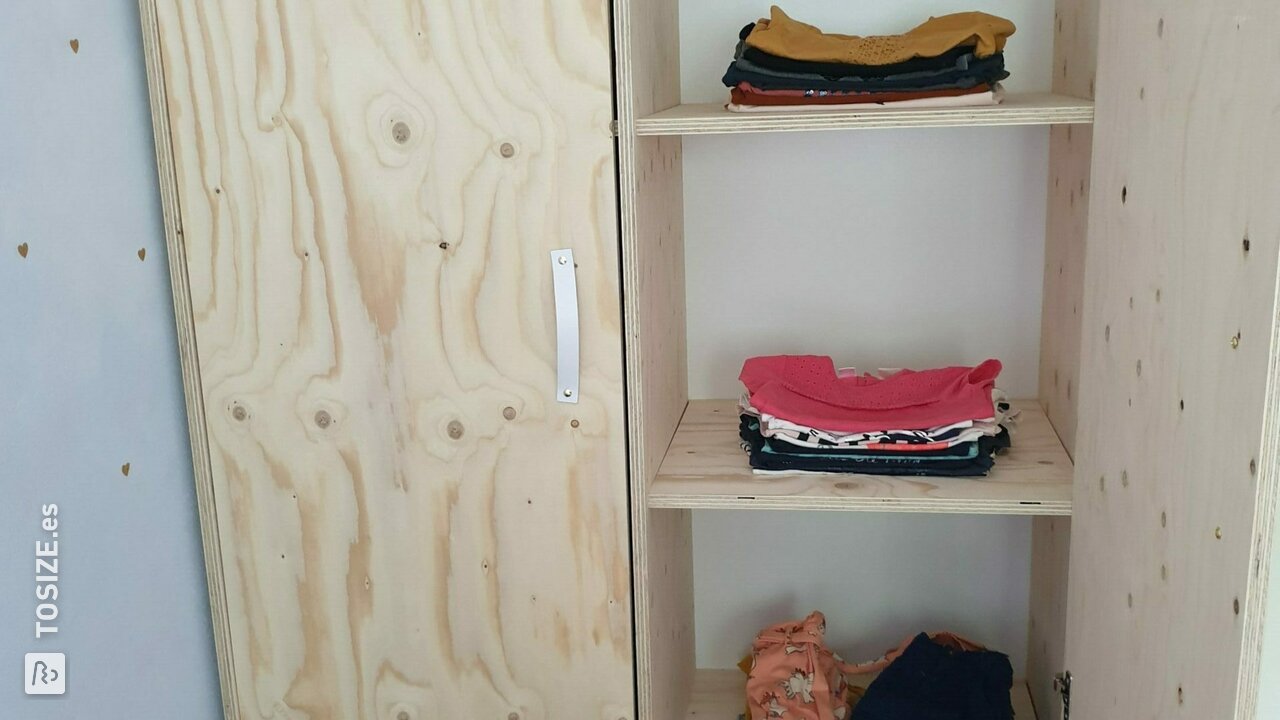 Armario contemporáneo con contrapiso, de Felicia