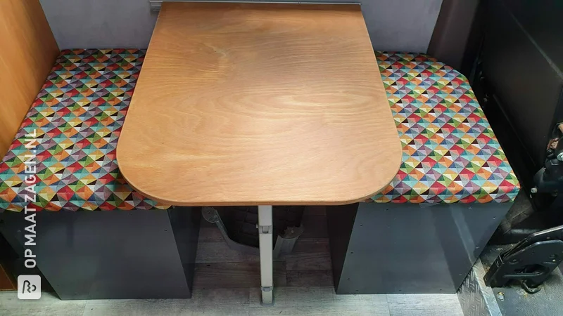 Zelfgemaakte camperbus tafel/bank van Multiplex, door Laurens