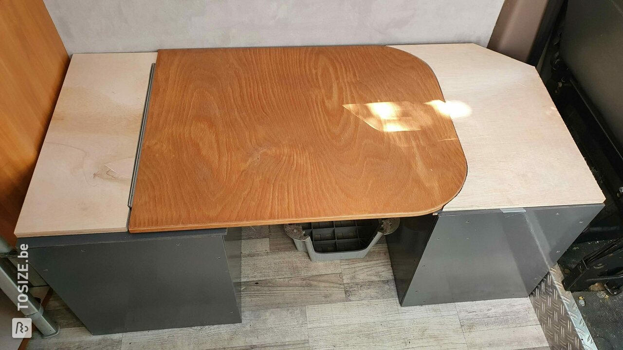 Zelfgemaakte camperbus tafel/bank van Multiplex, door Laurens