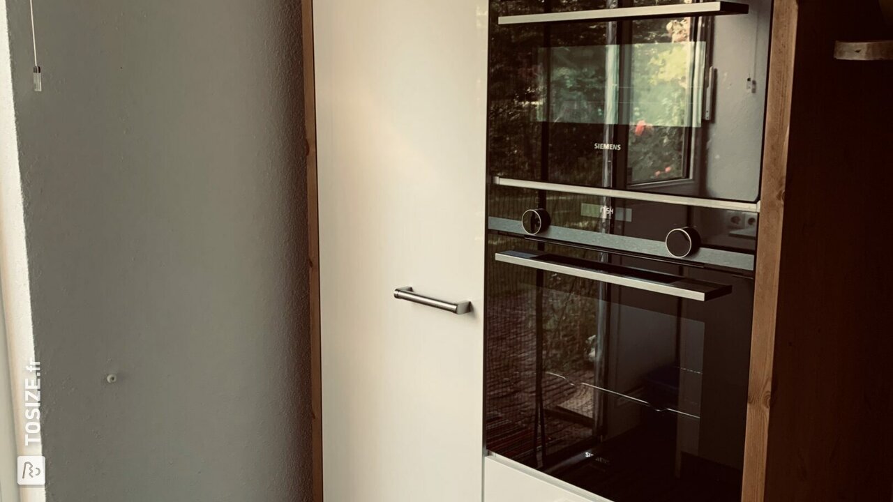 Armoire de cuisine avec stollen en bois entièrement personnalisée, par Geertje
