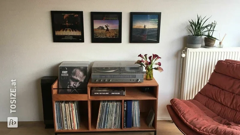Retro-Vinylmöbel, Schallplatten und Plattenspieler von Zoltan