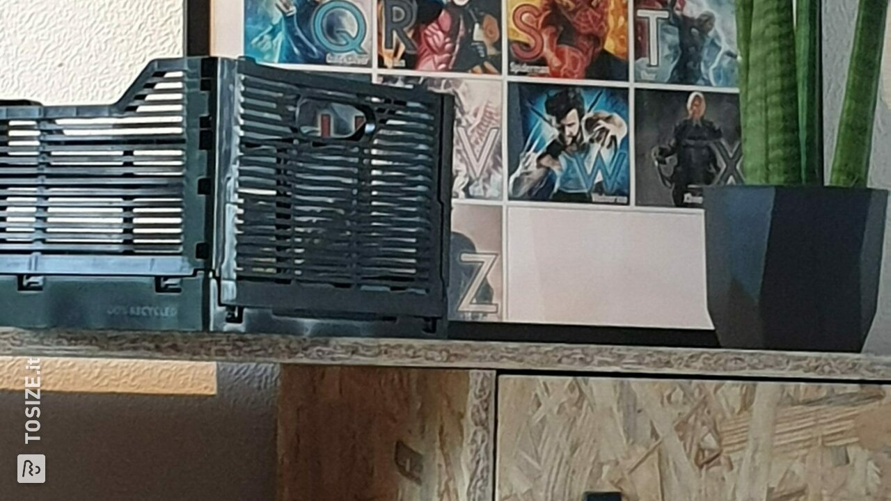 Robusto guardaroba basso fatto in casa di OSB, di Felicia
