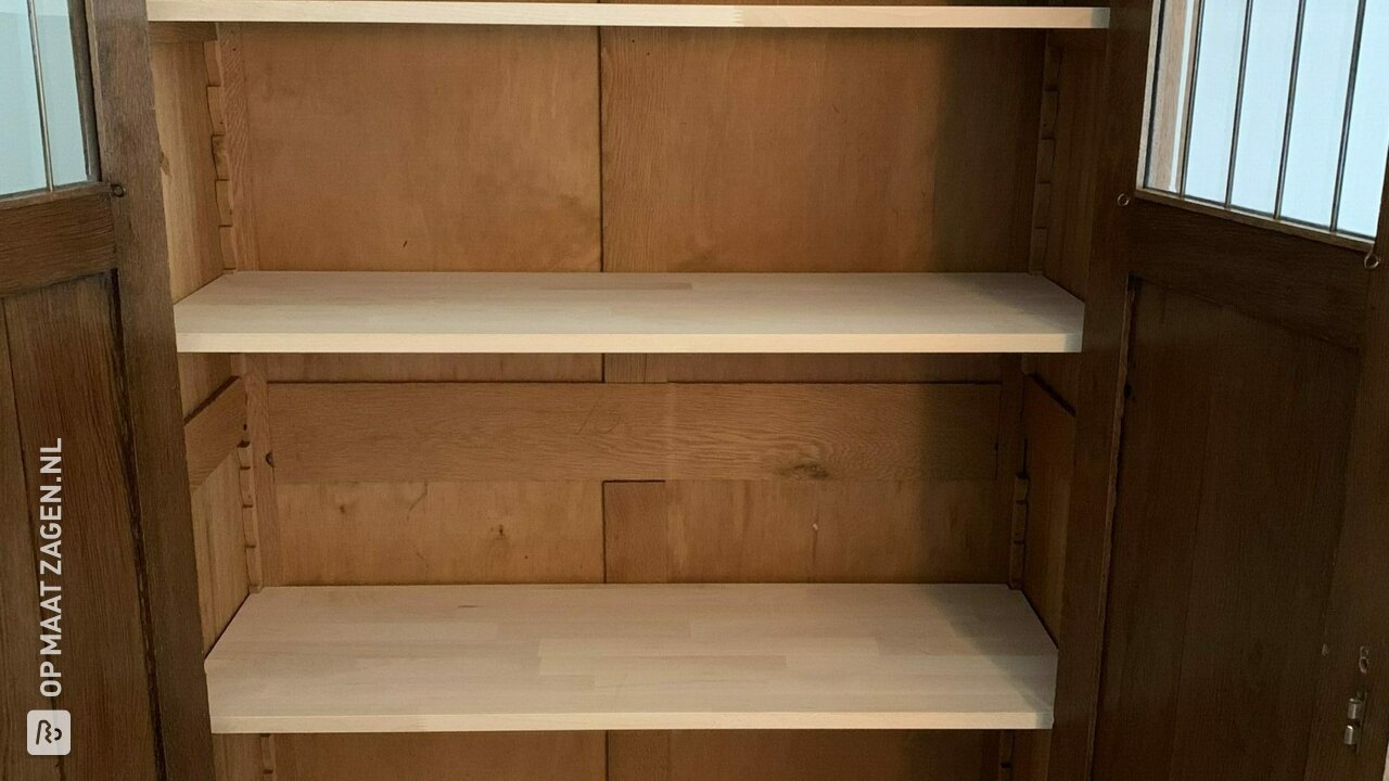 Boekenkast en garderobekast renovatie met op maat gezaagde panelen, door Rens