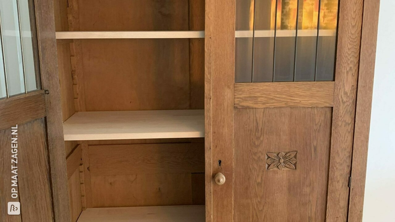 Boekenkast en garderobekast renovatie met op maat gezaagde panelen, door Rens