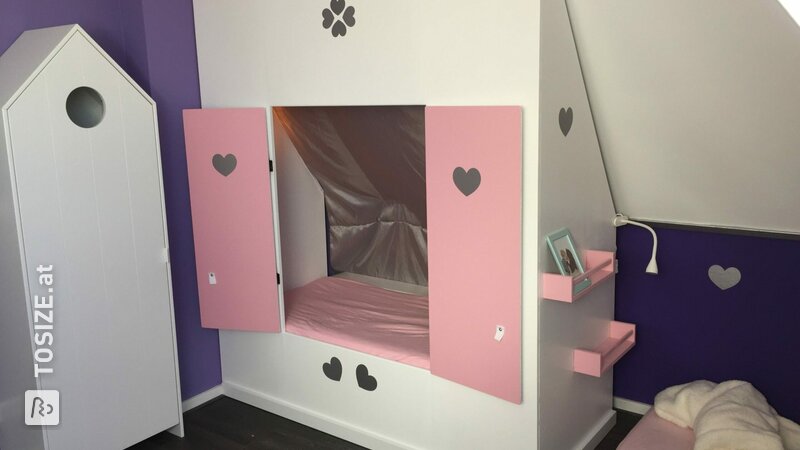 Schreibtischhaus und Boxbett für Kinderzimmer, von Hester