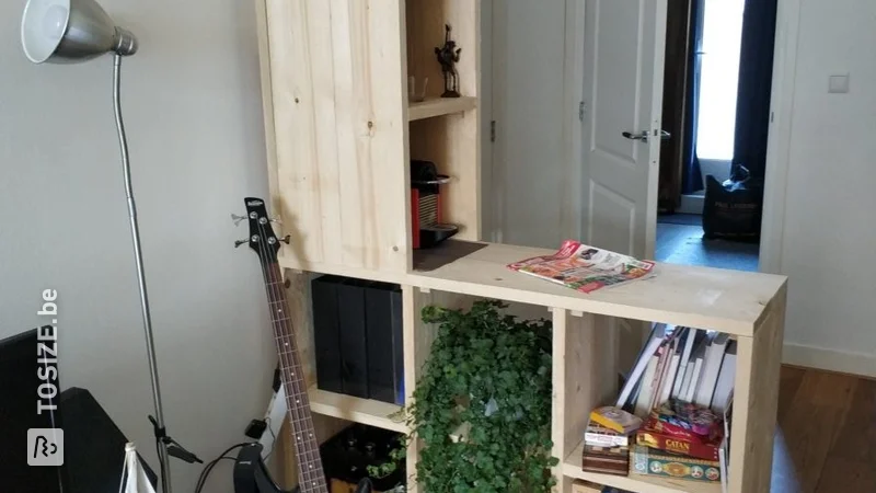 Compartment cupboard with bookcase, by Peter