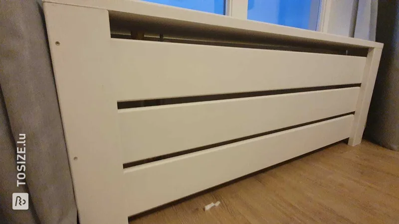 Combinaison appui de fenêtre et anse de radiateur en MDF, par Guido