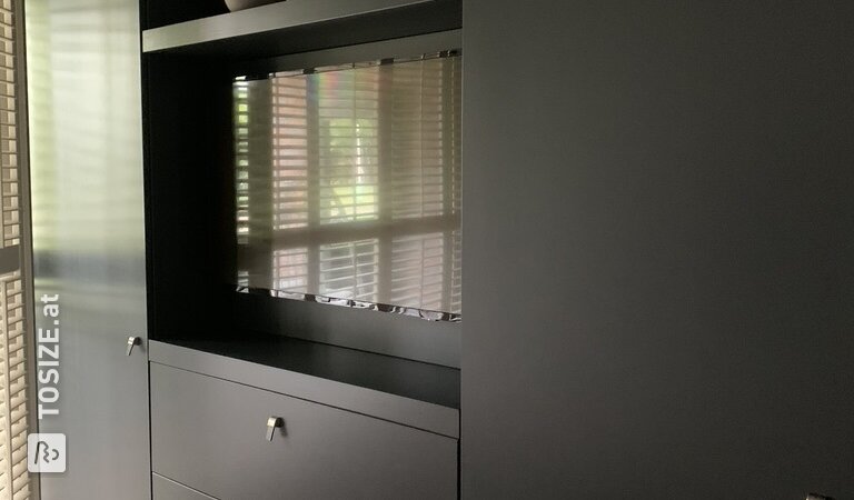 Super schlanker TV-Wandschrank im Schlafzimmer von Paul