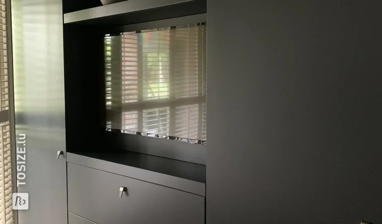Superschlanker TV-Wandschrank im Schlafzimmer von Paul