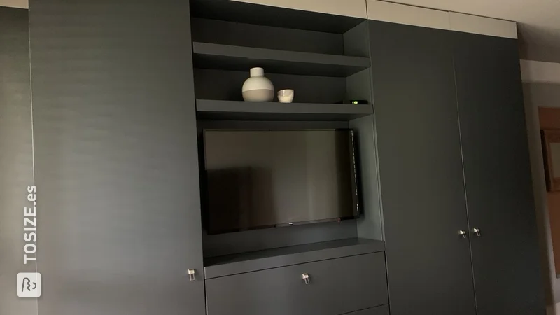 Mueble de pared para TV súper elegante en el dormitorio, de Paul
