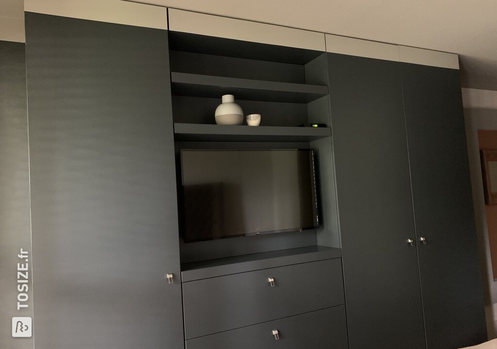Meuble TV mural super élégant dans la chambre, par Paul