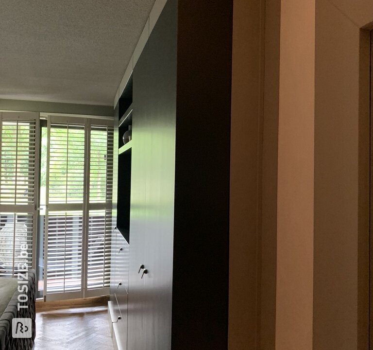 Super strakke TV wandkast in slaapkamer, door Paul