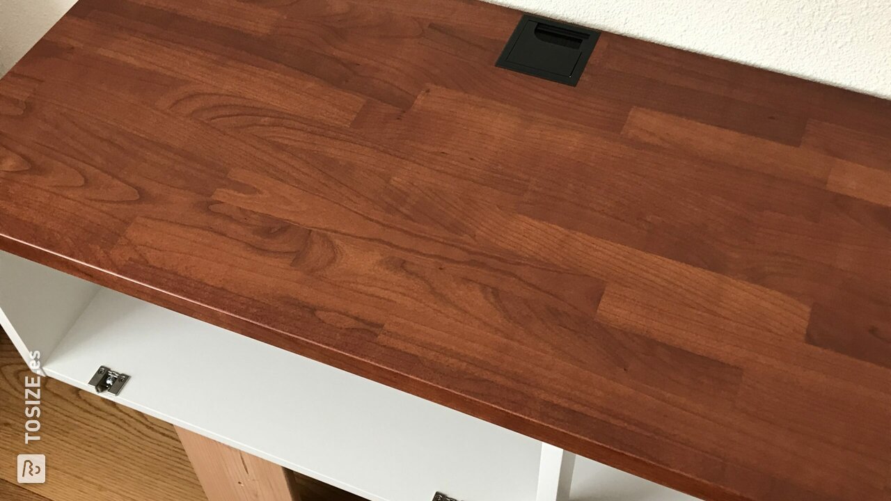 Mueble de televisión atmosférico de madera contrachapada y cerezo, de Joost