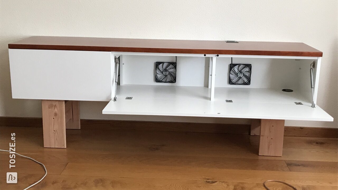 Mueble de televisión atmosférico de madera contrachapada y cerezo, de Joost